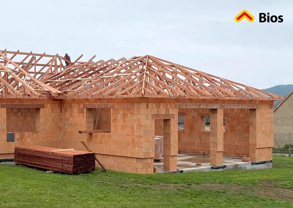 Mont&aacute;ž př&iacute;hradov&yacute;ch vazn&iacute;ků na členitou valbovou střechu