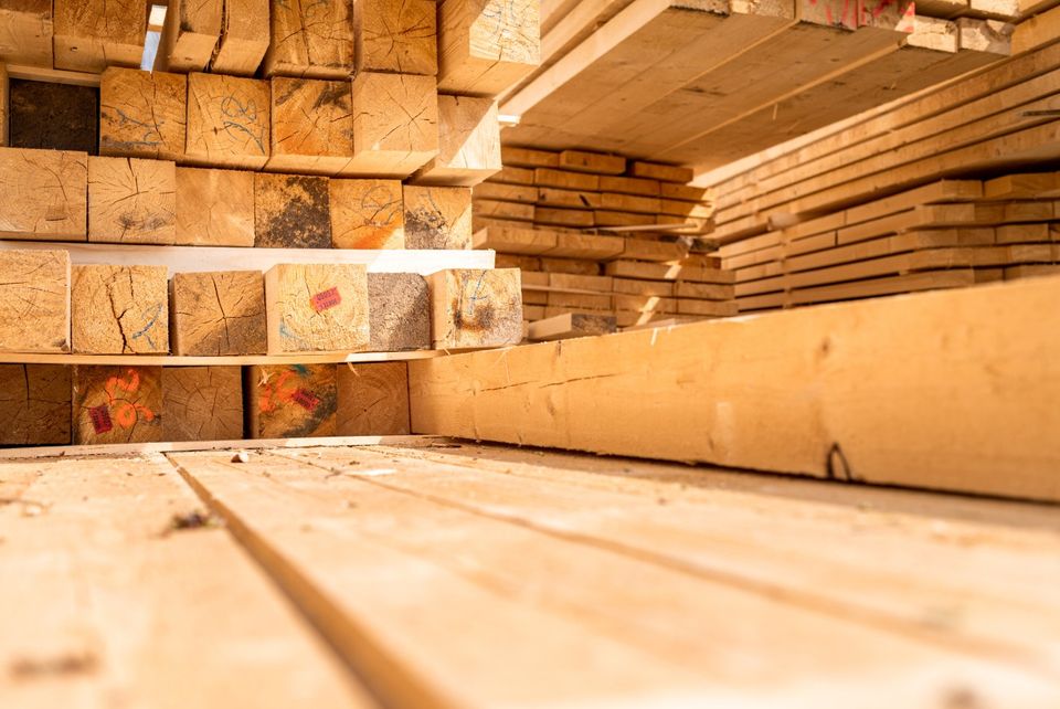 Materi&aacute;ly použ&iacute;van&eacute; při v&yacute;robě př&iacute;hradov&yacute;ch vazn&iacute;ků. Dřevo je z&aacute;klad